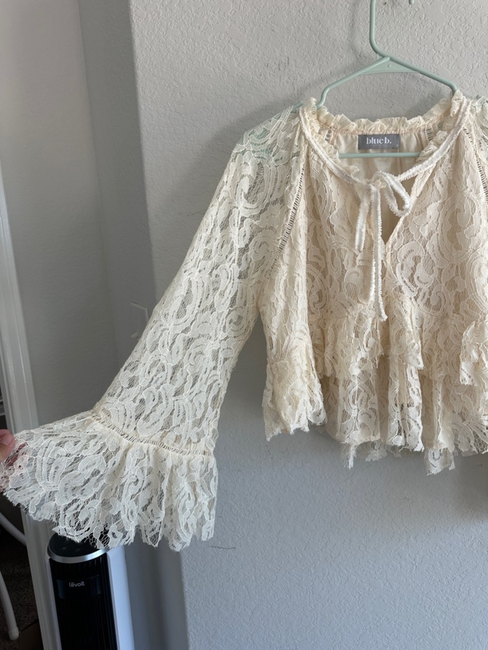 Blue B. Cream Floral Lace Tiered Ruffle Boho Bell Sleeve Blouse Size M - Picture 3 of 10